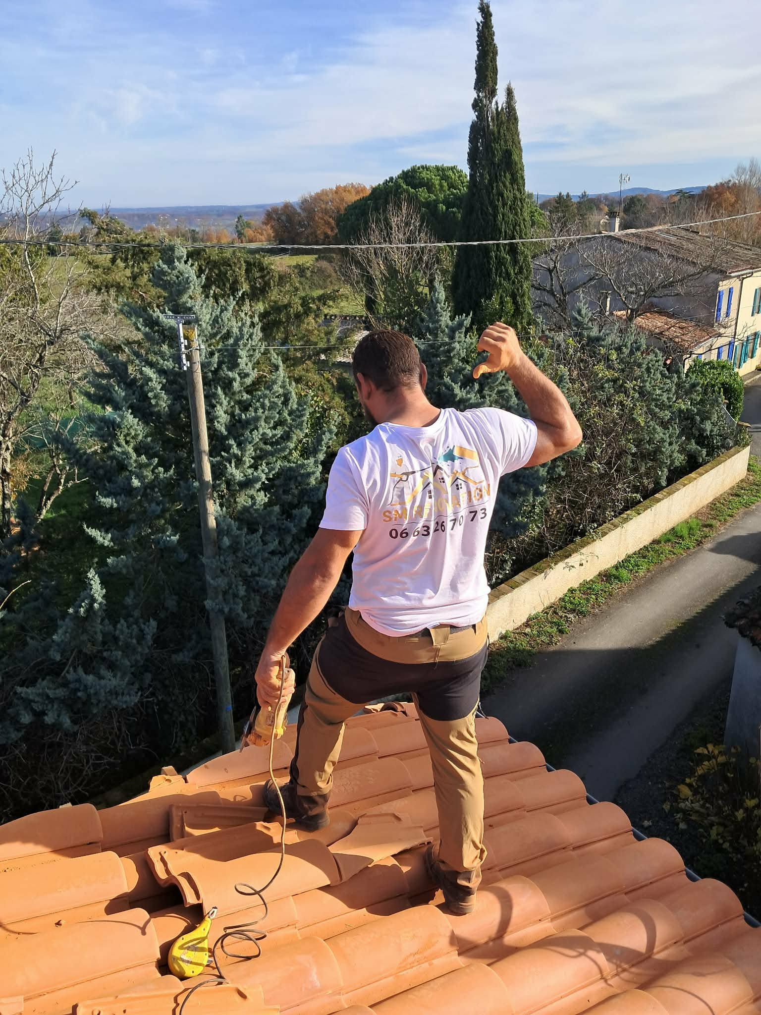SM Rénovation — couvreur t-shirt SM Rénovation sur toiture