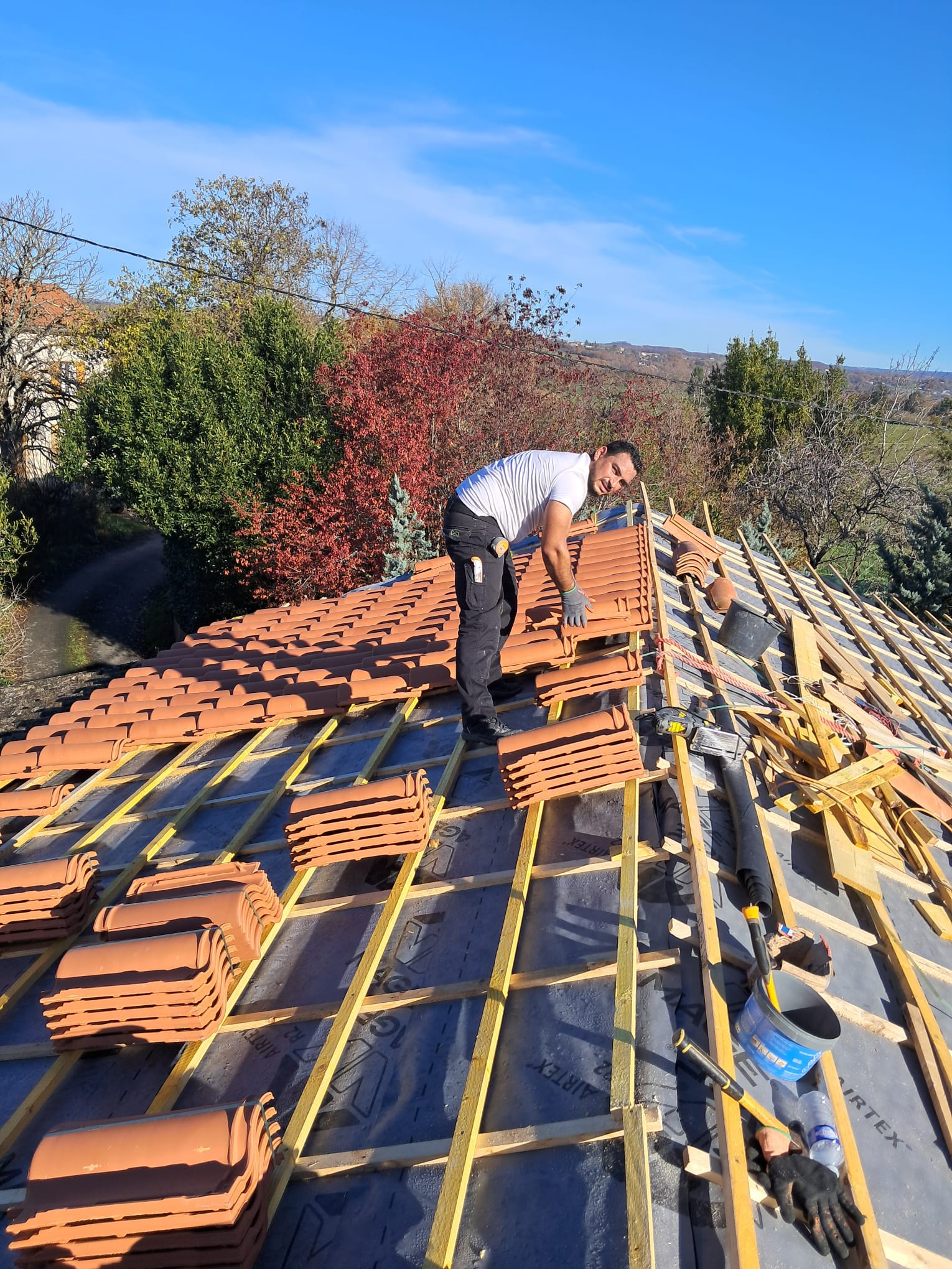 Pose de tuiles canal en cours — Nord (59)